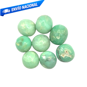 Piedra de crisoprasa natural con tonalidades verdes suaves utilizada en joyería artesanal y piezas decorativas.