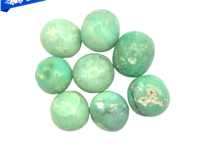 Piedra de crisoprasa natural con tonalidades verdes suaves utilizada en joyería artesanal y piezas decorativas.