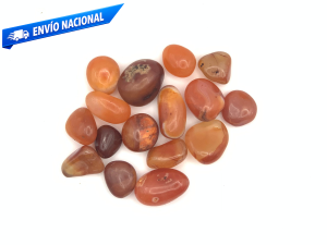 Cornalina piedra preciosa natural en tonos anaranjados y rojizos, utilizada tradicionalmente en la medicina hildegardiana y apreciada por su belleza y simbolismo de vitalidad.