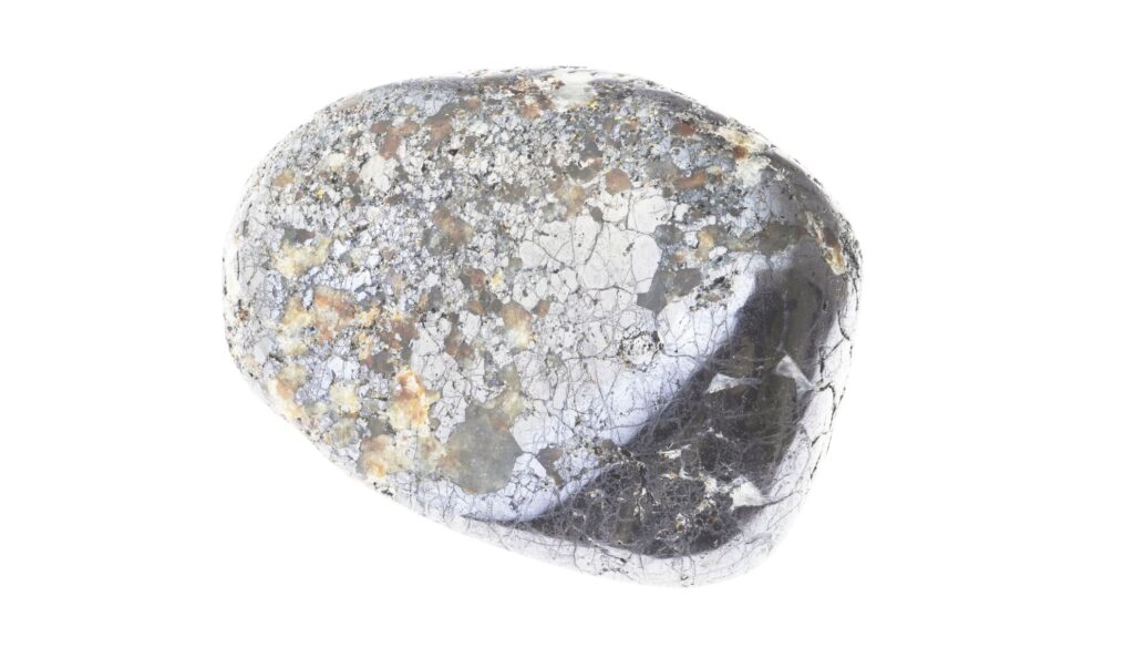 Imagen de una magnetita piedra imán utilizada en terapias naturales según Santa Hildegarda.