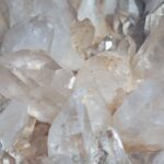 Imagen de un cristal de roca utilizado en terapias naturales según Santa Hildegarda.