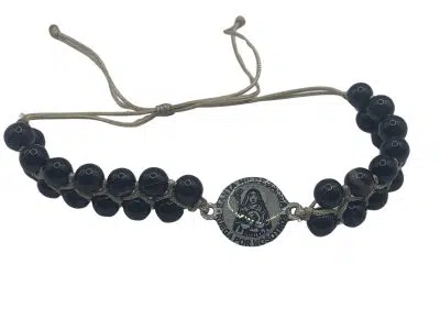 Pulsera de ónice negra de 6 mm sobre fondo claro