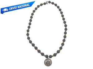 Collar de Ónice elaborado con piedra natural negra pulida, símbolo tradicional de fortaleza, equilibrio emocional y protección según la tradición hildegardiana.