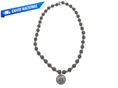Collar de Ónice elaborado con piedra natural negra pulida, símbolo tradicional de fortaleza, equilibrio emocional y protección según la tradición hildegardiana.