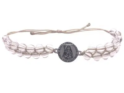 Pulsera cristal de roca natural sobre fondo blanco
