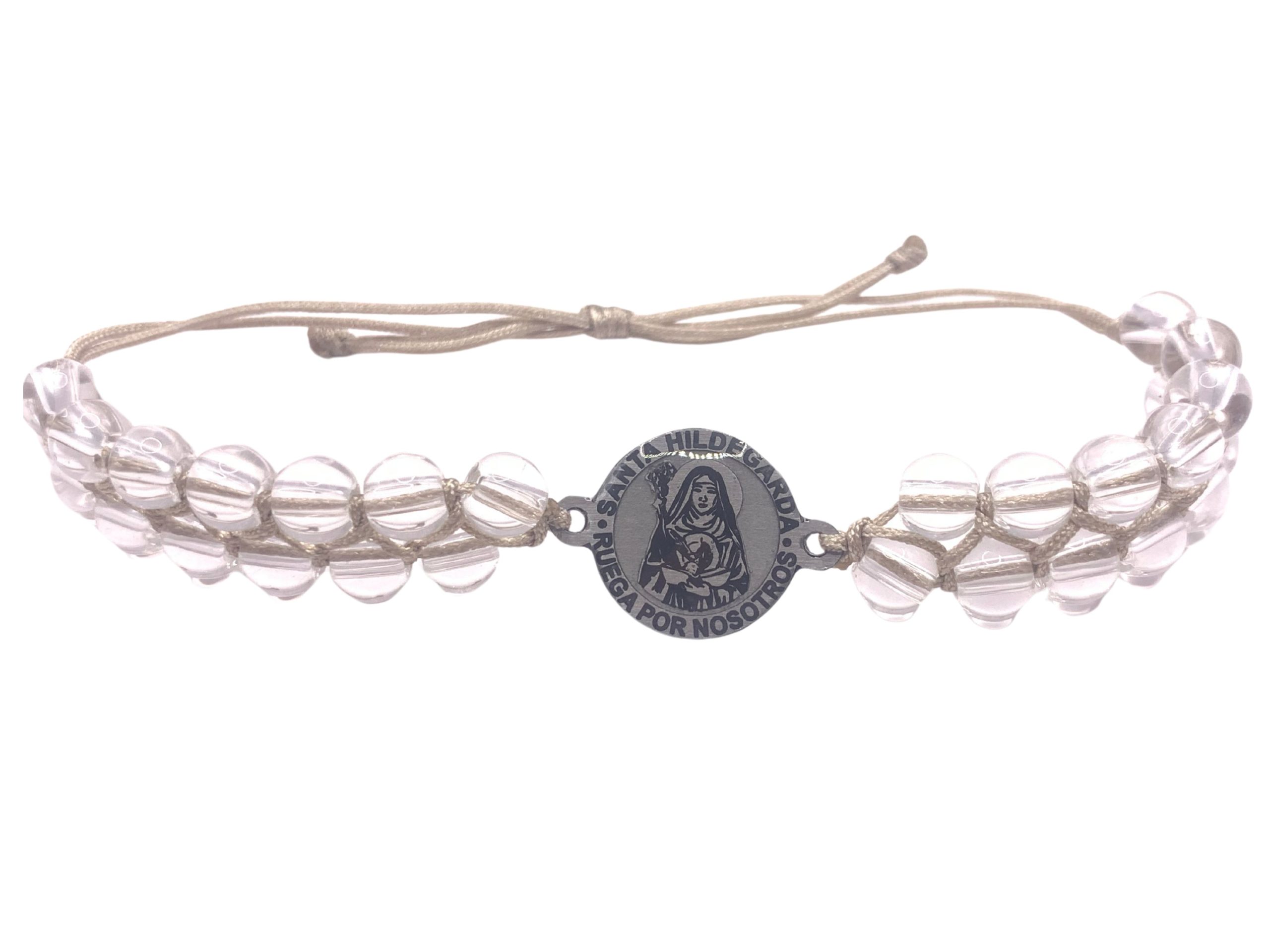 Pulsera cristal de roca natural sobre fondo blanco