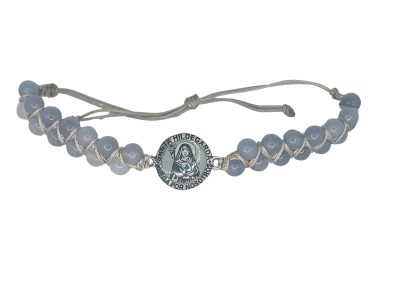 Pulsera de calcedonia de 6mm piedra natural azul grisácea recomendada por Santa Hildegarda para mejorar la salud y promover la paciencia.