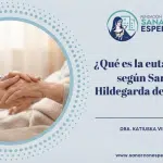 Imagen destacada del artículo sobre qué es la eutanasia según Santa Hildegarda de Bingen, con las manos de un cuidador sosteniendo a una persona y el logotipo de la Fundación Sanar con Esperanza.